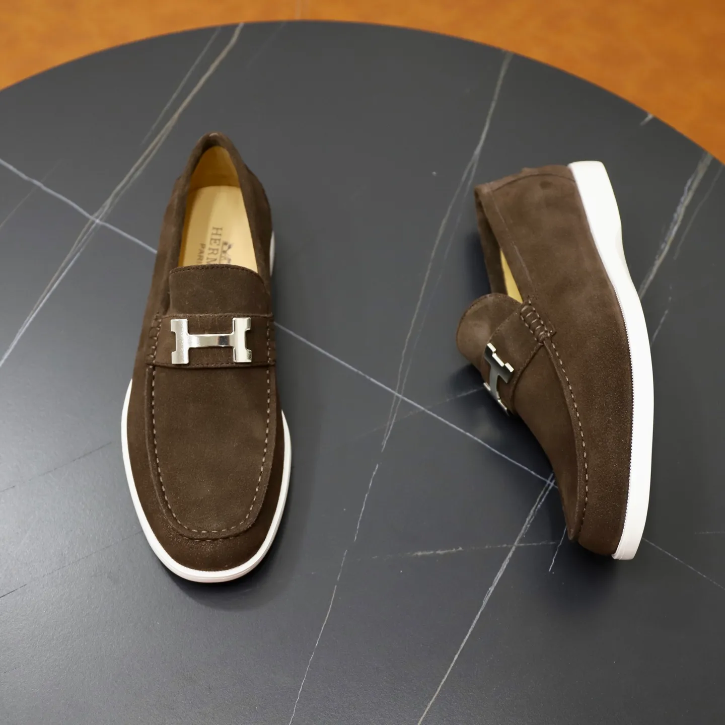 Ex-factory price: 540💰Hermès/Hermès slip-on men's shoes. This shoe is made of imported cow suede leather, with simple and smooth lines, and a 3CM rubber foam ultra-light sole combined with aerodynamic design! Youthful and fashionable, H button decoration, contrasting leather embellishment on the heel, calf lining to gently wrap your feet, with embossed logo cowhide feet, leather rock strips, casual and urban style, highlighting youthful vitality, sports and leisure version, super versatile Size number: 38-39-40-41-42-43-44 Standard leather shoe size (45 can be customized but does not support returns)